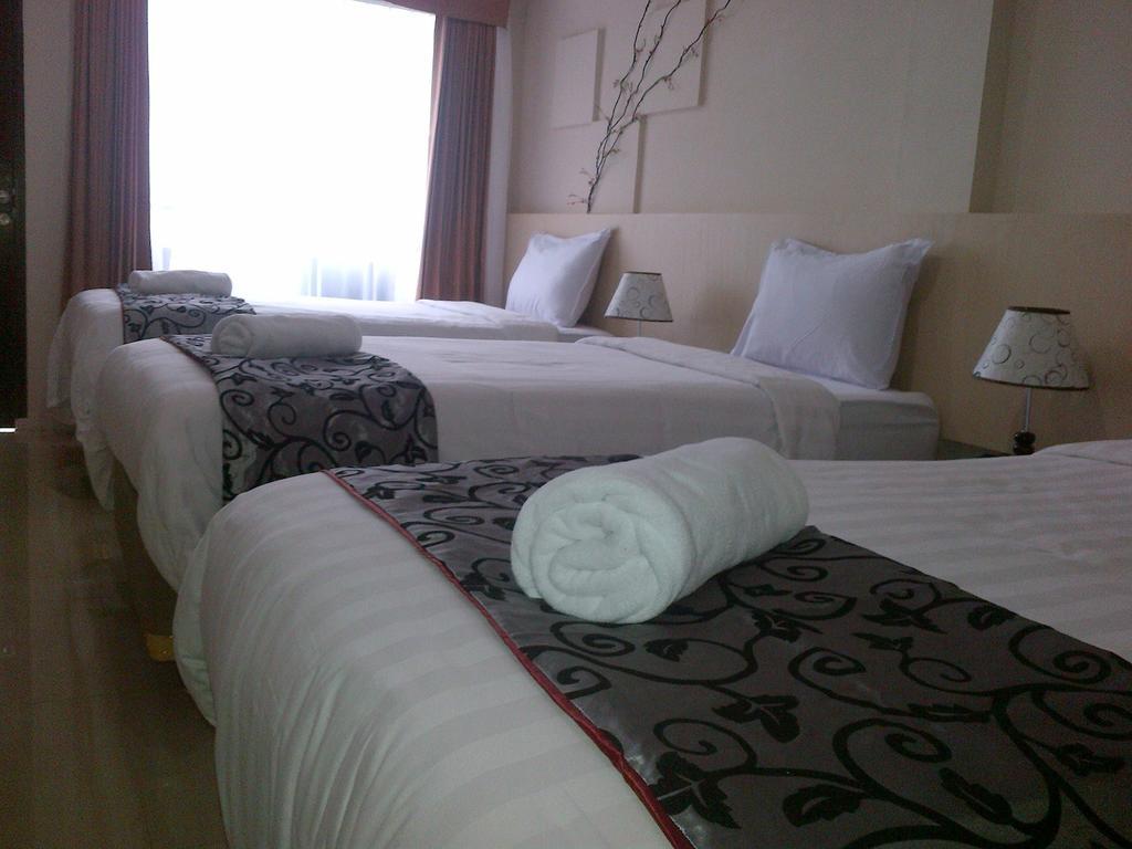 Santa Monica Hotel And Convention Ciherangsating Room photo