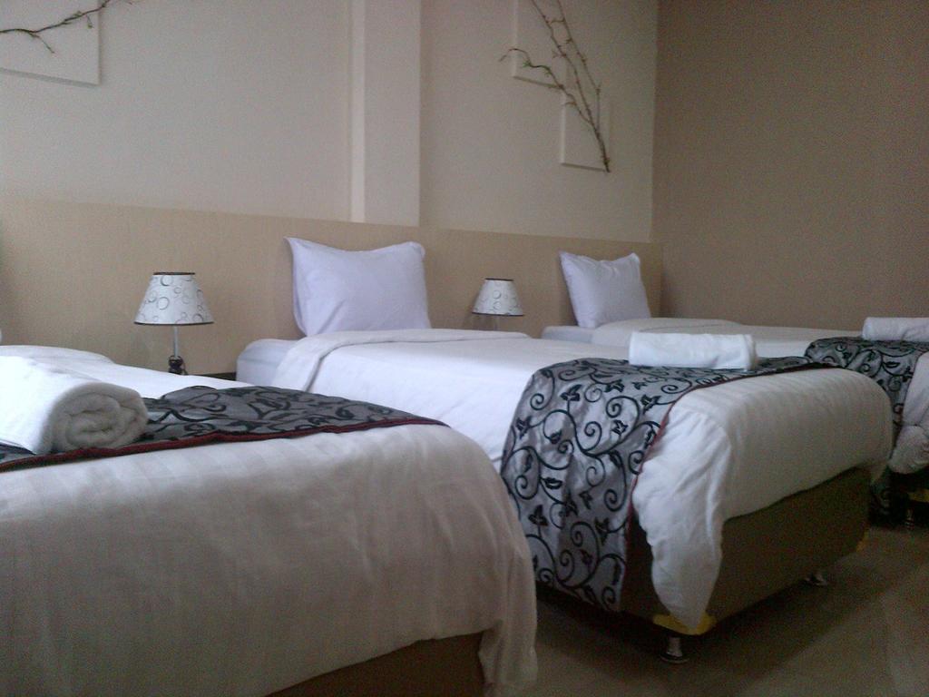 Santa Monica Hotel And Convention Ciherangsating Room photo